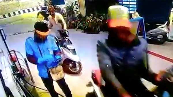 Bengaluru Man Fake Payment Scam In Petrol Pump: इस युवक ने बिना कैश के भरवा ली पेट्रोल, जानें ऐसा क्या किया?