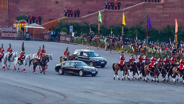 पूर्व राष्ट्रपति की मर्सिडीज एम्बुलेंस लावारिस पड़ी मिली, देखें कैसा हो गयी है हालत
