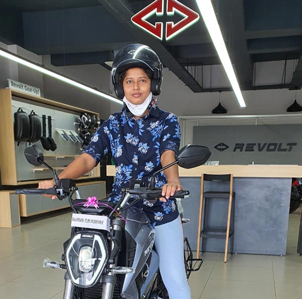 Revolt Electric Bikes Delivery Starts: रिवोल्ट इलेक्ट्रिक बाइक की डिलीवरी अहमदाबाद व चेन्नई में शुरू