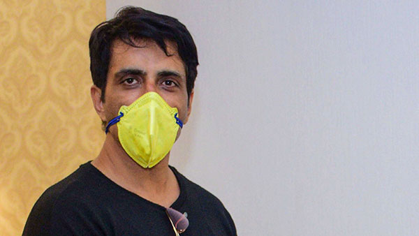 Sonu Sood Gifts Tractor to AP Family: सोनू सूद आंध्रप्रदेश के परिवार को गिफ्ट की ट्रैक्टर