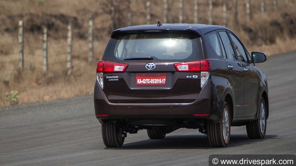 Toyota Innova Crysta CNG Spied: टोयोटा इनोवा क्रिस्टा सीएनजी टेस्टिंग के दौरान आई नजर