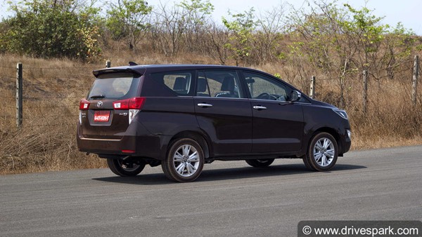 Toyota Innova Crysta CNG Spied: टोयोटा इनोवा क्रिस्टा सीएनजी टेस्टिंग के दौरान आई नजर, लॉन्च जल्द