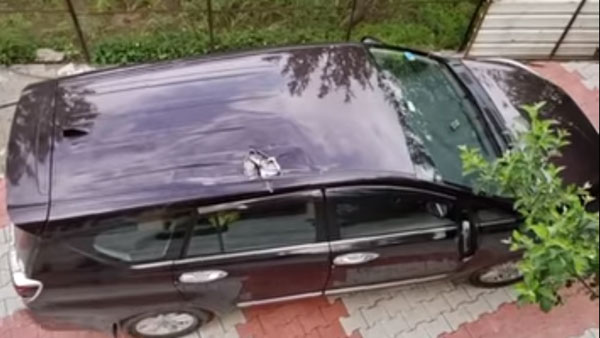Toyota Innova Roof Broken By A Rock: टोयोटा इनोवा क्रिस्टा बाल-बाल बचा, पत्थर ने चीर कर रख दी कार की छत