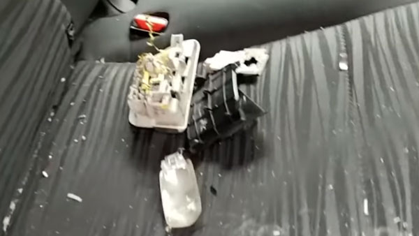 Toyota Innova Roof Broken By A Rock: टोयोटा इनोवा क्रिस्टा बाल-बाल बचा, पत्थर ने चीर कर रख दी कार की छत