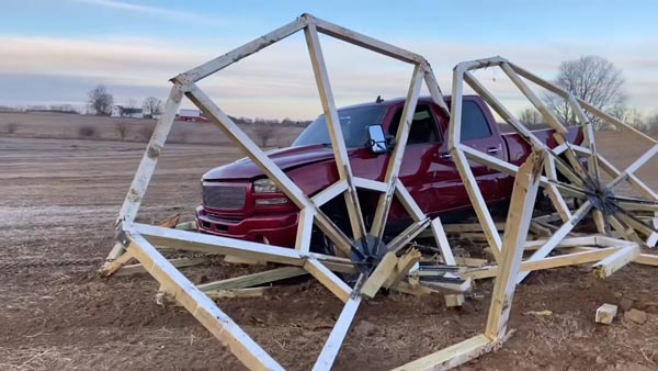 Pick-Up Truck Fitted With Giant Wheels: पिक-अप ट्रक में लगाये इतने बड़े पहिये, बनाया रिकॉर्ड