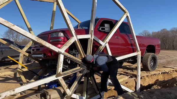 Pick-Up Truck Fitted With Giant Wheels: पिक-अप ट्रक में लगाये इतने बड़े पहिये, बनाया रिकॉर्ड