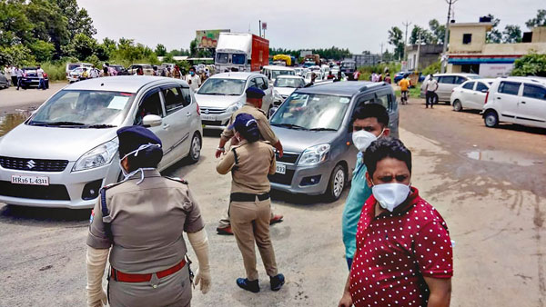 हेलमेट न पहनने पर पुलिस ने युवक का किया ऐसा हाल, देखकर हो जाएंगे हैरान