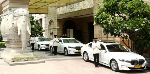 BMW Delivers 45 Cars: बीएमडब्ल्यू ने इस होटल को एक दिन में डिलीवर की 45 कारें, जानें