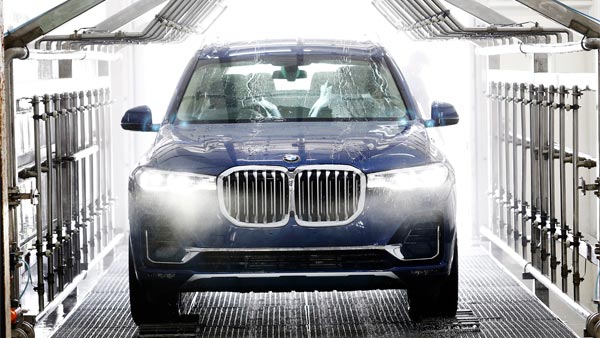 BMW Delivers 45 Cars: बीएमडब्ल्यू ने इस होटल को एक दिन में डिलीवर की 45 कारें, जानें