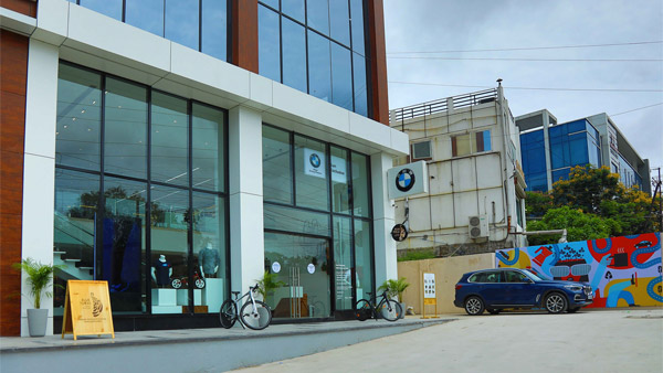 BMW Opens First Retail Store In India: बीएमडब्ल्यू ने भारत में खोला पहला रिटेल स्टोर, मिलेंगे कई प्रोडक्ट्स