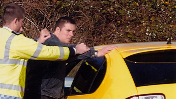 Man Purchases Porsche Using Fake Cheque: फर्जी चेक से खरीद लिया 1 करोड़ की कार, इस बेवकूफी से पकड़ा गया