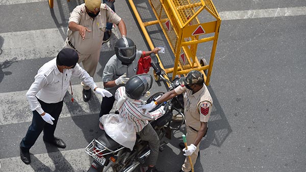 Vehicles Challaned In Noida: नोएडा में एक दिन में कटा 1700 वाहनों का चालान, जानें