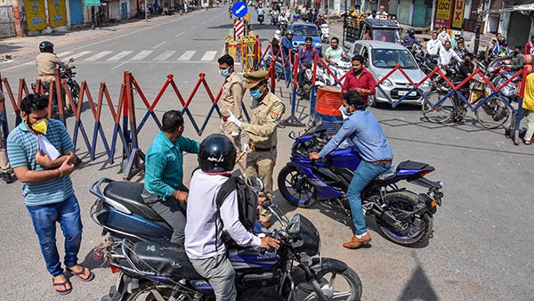Vehicles Challaned In Noida: नोएडा में एक दिन में कटा 1700 वाहनों का चालान, जानें