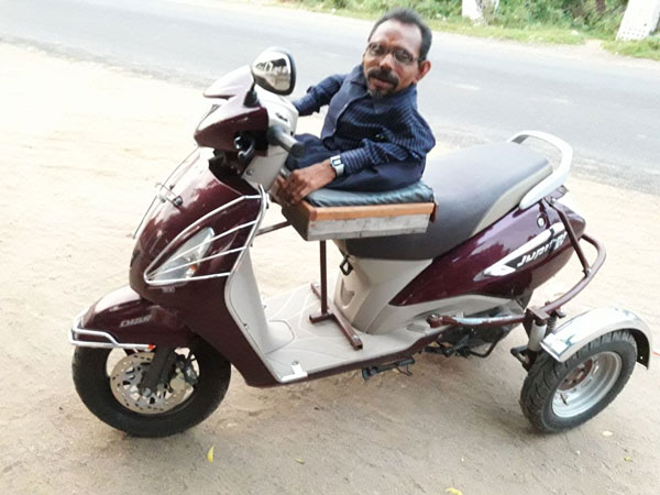 Differently Abled Man Modify Scooter For Himself: दिव्यांग व्यक्ति ने अपने लिए बनाई स्कूटर, इस तरह से खुद को किया आत्मनिर्भर