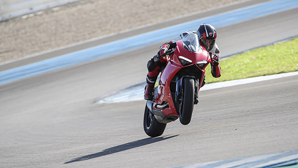 Ducati Panigale V2 BS6 Launched: डुकाटी पानीगाले वी2 बीएस6 भारत हुई लॉन्च, जानें क्या है कीमत