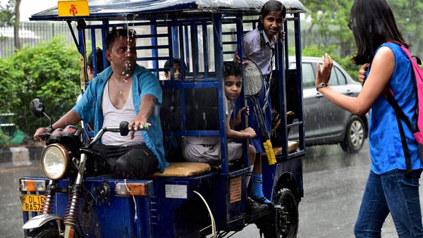Amritsar mechanic turns e-rickshaw into vintage: यह मेकैनिक इलेक्ट्रिक रिक्शा को दे रहा विंटेज कार का रूप, जानें कैसे