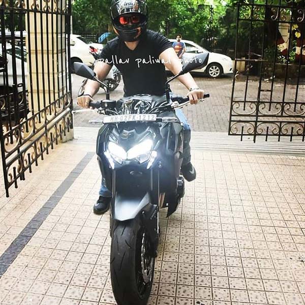 Emran Hashmi Spotted Riding Kawasaki Z900: इमरान हाशमी कावासाकी जेड900 चलाते दिखे, देखें तस्वीरें
