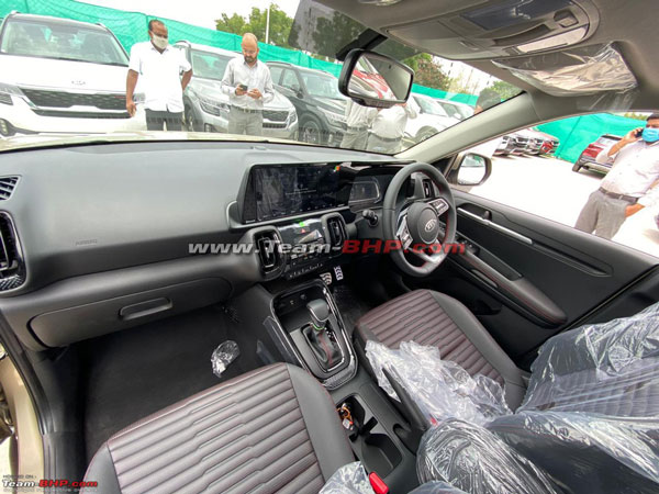 Kia Sonet Spotted At Dealership: किया सॉनेट लॉन्च के पहले ही डीलरशिप पर आई नजर