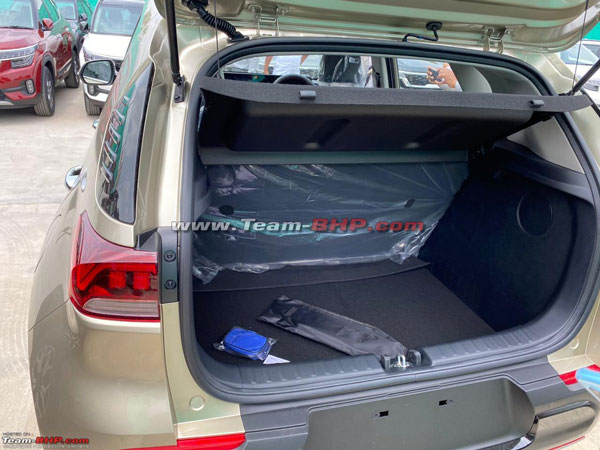 Kia Sonet Spotted At Dealership: किया सॉनेट लॉन्च के पहले ही डीलरशिप पर आई नजर