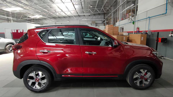 Kia Sonet Reaches Dealership: किया सॉनेट डीलरशिप पर पहुंचना हुई शुरू, टेस्ट ड्राइव जल्द होगी शुरू