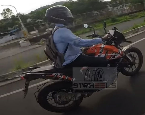 KTM 250 Adventure Spotted: केटीएम 250 एडवेंचर रोड टेस्ट के दौरान आई नजर, जल्द होगी लॉ