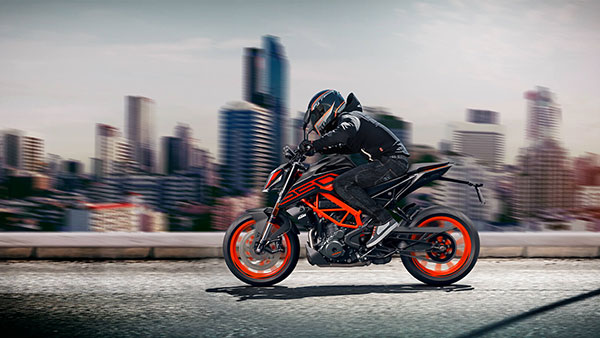 BS6 KTM 250 Duke Launched: बीएस6 केटीएम 250 ड्यूक नई एलईडी हेडलाइट के साथ हुई लॉन्च