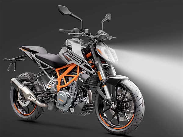 BS6 KTM 250 Duke Launched: बीएस6 केटीएम 250 ड्यूक नई एलईडी हेडलाइट के साथ हुई लॉन्च