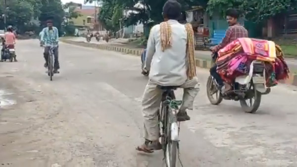 बेटे को परीक्षा दिलाने पिता ने साइकिल से तय किया 105 किमी का सफर