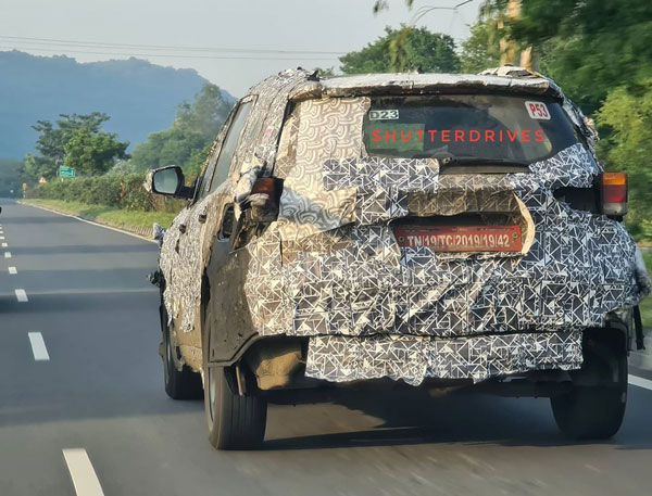 New Mahindra XUV500 Spotted Testing: नई महिंद्रा एक्सयूवी500 टेस्टिंग करते आई नजर