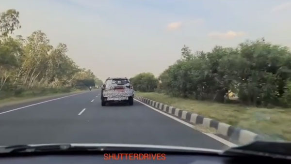 New Mahindra XUV500 Spotted Testing: नई महिंद्रा एक्सयूवी500 टेस्टिंग करते आई नजर