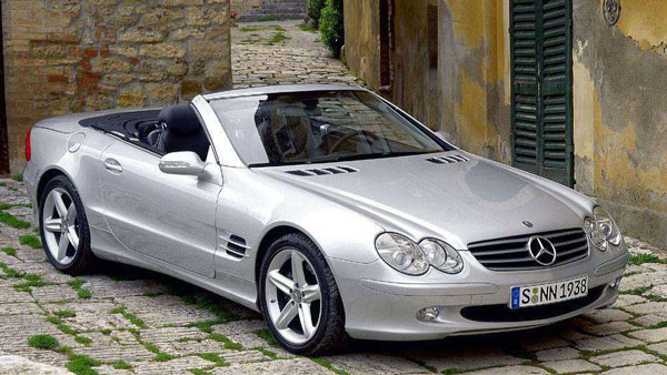 Ratan Tata Driving Mercedes Benz SL500: रतन टाटा इस तरह लेते हैं ड्राइविंग का मजा, देखें वीडियो