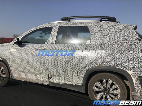 MG Hector Plus 7 Seater: एमजी हेक्टर प्लस का 7 सीटर वर्जन टेस्टिंग करते हुई आई नजर