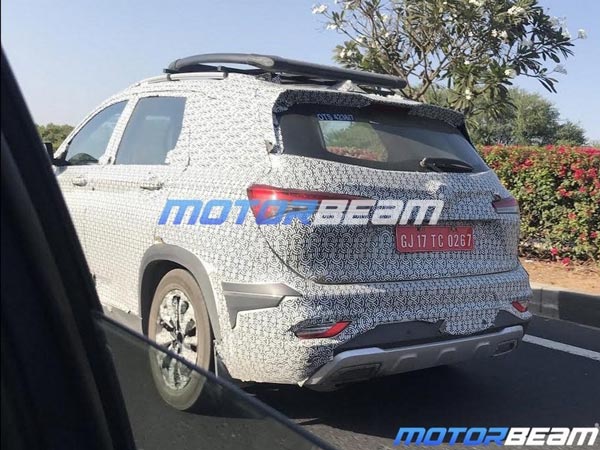 MG Hector Plus 7 Seater: एमजी हेक्टर प्लस का 7 सीटर वर्जन टेस्टिंग करते हुई आई नजर