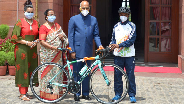 President GIfts Bicycle To A Student: ढाबे में बर्तन धोता था चैंपियन, राष्ट्रपति कोविंद ने भेंट की साइकिल