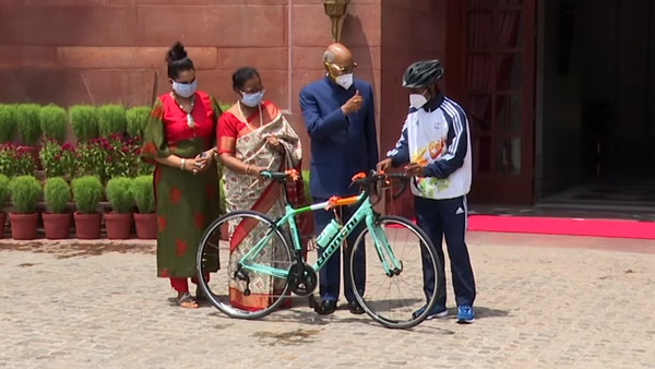 President GIfts Bicycle To A Student: ढाबे में बर्तन धोता था चैंपियन, राष्ट्रपति कोविंद ने भेंट की साइकिल