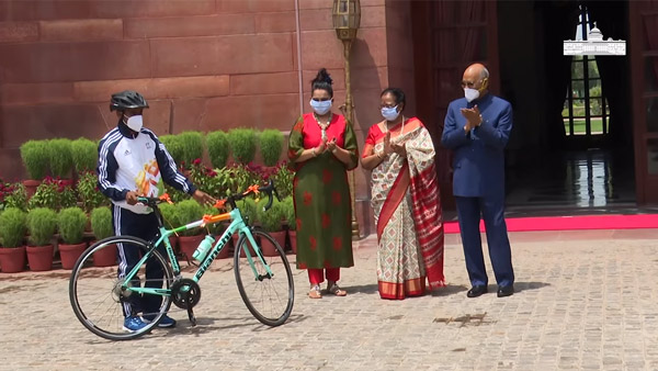 President GIfts Bicycle To A Student: ढाबे में बर्तन धोता था चैंपियन, राष्ट्रपति कोविंद ने भेंट की साइकिल