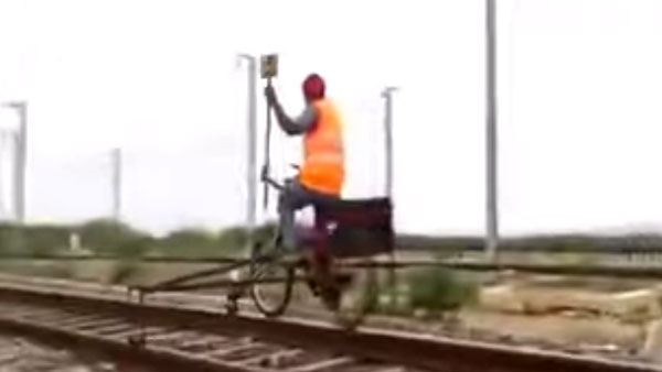 Bicycle That Runs On Railway Track: रेलवे इंजीनियर ने बनाई पटरी पर दौड़ने वाली साइकिल, देखें वीडियो