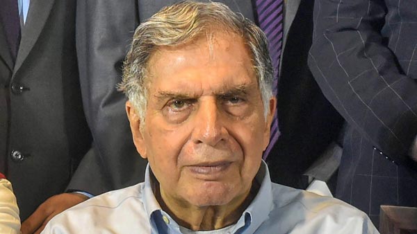 Ratan Tata Driving Mercedes Benz SL500: रतन टाटा इस तरह लेते हैं ड्राइविंग का मजा, देखें वीडियो