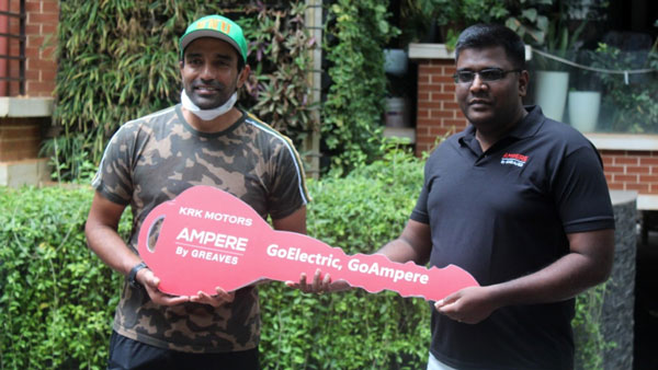 Cricketer Robin Uthappa Takes Delivery Of Electric Scooter: क्रिकेटर रॉबिन उथप्पा एम्पियर इलेक्ट्रिक स्कूटर की ली डिलीवरी