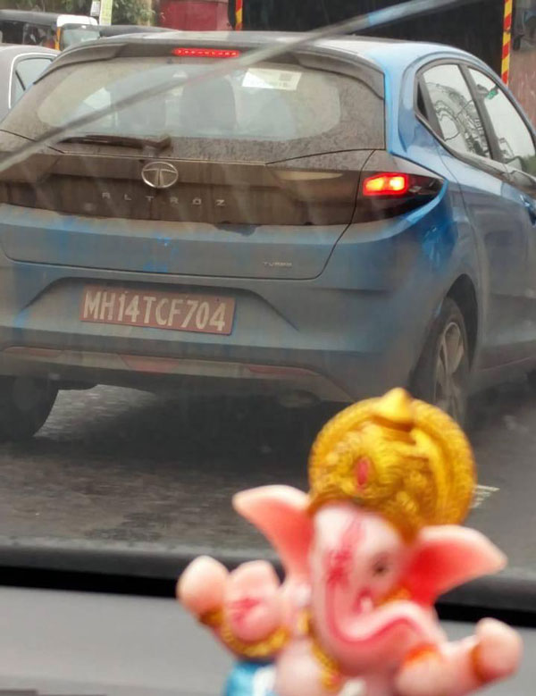 Tata Altroz Turbo Spied: टाटा अल्ट्रोज टर्बो-पेट्रोल वैरिएंट टेस्टिंग करते आई नजर