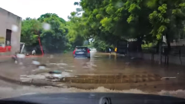 Tata Nexon High Water Test: टाटा नेक्सन ने पानी भरे सड़क को आसानी से किया पार, देखें वीडियो