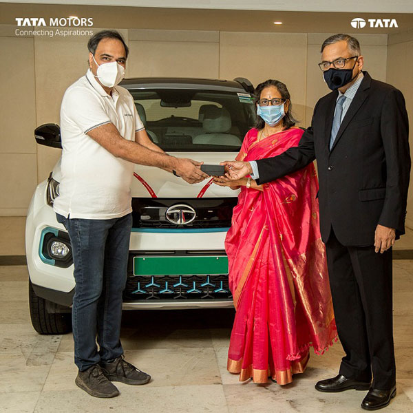 Tata Nexon EV Delivered To Chairman: टाटा मोटर्स के चेयरमैन को डिलीवर हुई नेक्सन ईवी