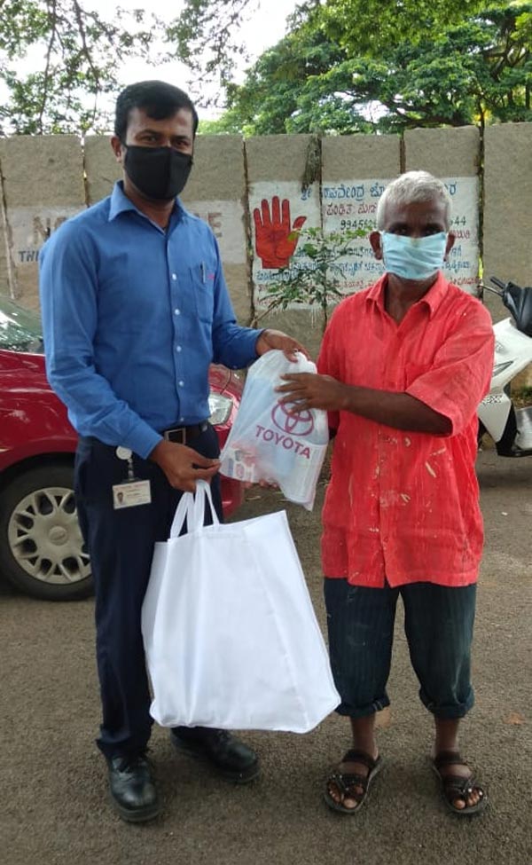 Toyota Supports 25,000 Families With Safety Kits: टोयोटा ने 1 लाख लोगों को बांटी सेफ्टी किट