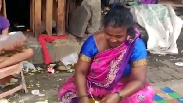 हादसे से बचाने के लिए खुले गटर के सामने 7 घंटे तक खड़ी रही महिला, वीडियो हुआ वायरल