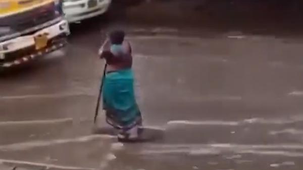 हादसे से बचाने के लिए खुले गटर के सामने 7 घंटे तक खड़ी रही महिला, वीडियो हुआ वायरल