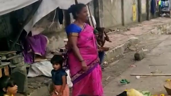 हादसे से बचाने के लिए खुले गटर के सामने 7 घंटे तक खड़ी रही महिला, वीडियो हुआ वायरल