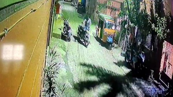 Youths Stole A Two-wheeler With A Fake Key: नकली चाबी से चुरा ली घर के बाहर खड़ी बाइक, सीसीटीवी में कैद हुई चोरी