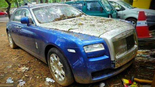 Rolls Royce Cars Abandoned: भारत में सड़कों पर पड़ी मिली महंगी रोल्स रॉयस कारें