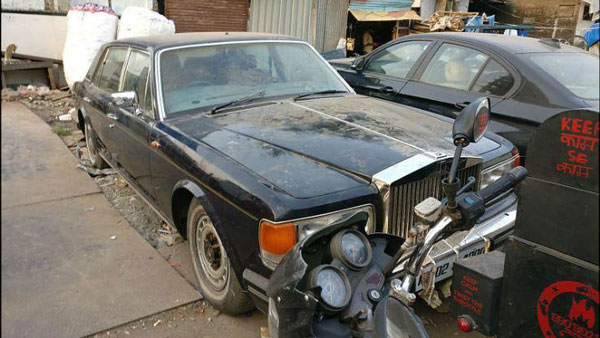Rolls Royce Cars Abandoned: भारत में सड़कों पर पड़ी मिली महंगी रोल्स रॉयस कारें
