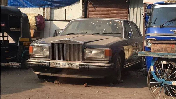 Rolls Royce Cars Abandoned: भारत में सड़कों पर पड़ी मिली महंगी रोल्स रॉयस कारें